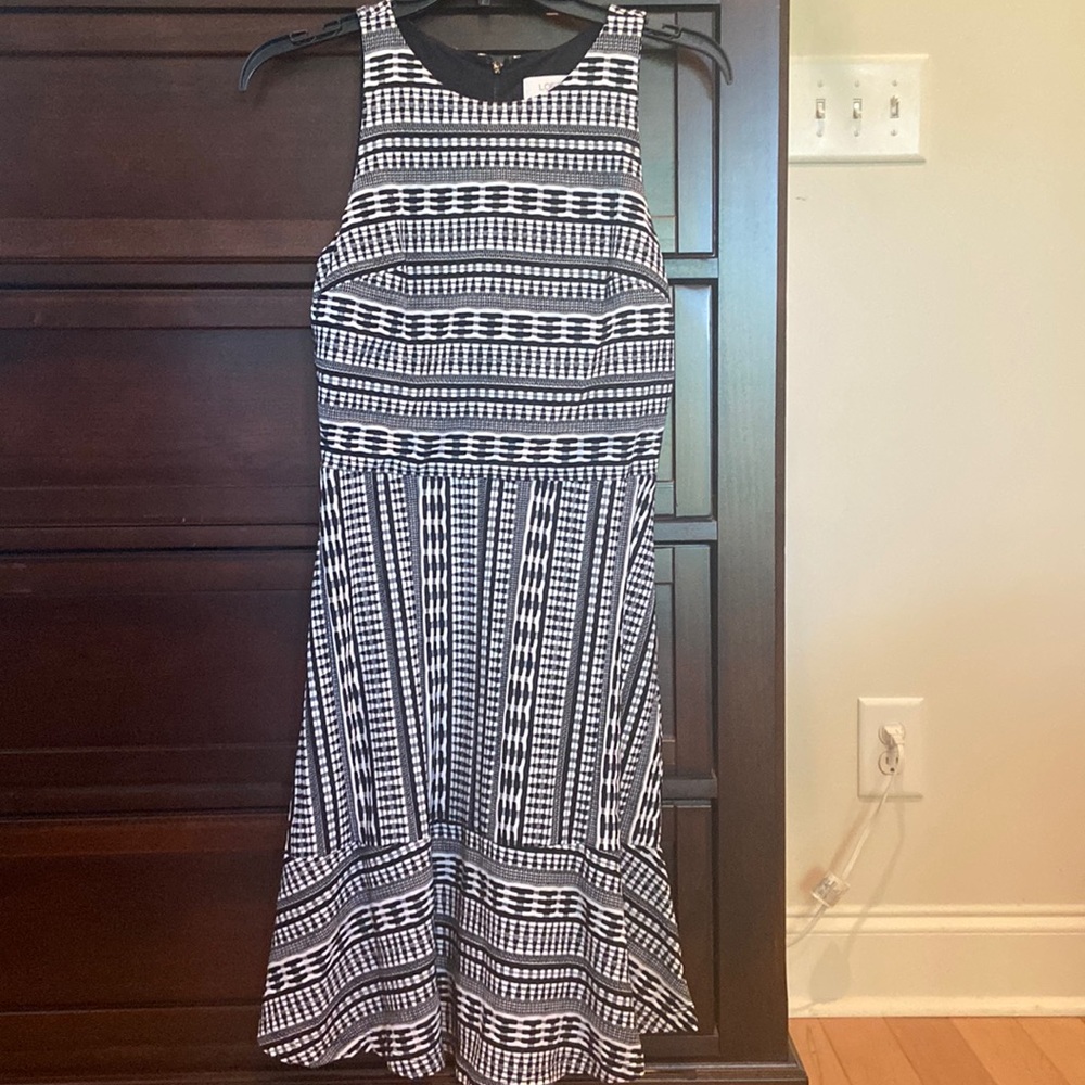 LOFT outlet black/ white dress with ruffle along hem. Sz 0. Excellent condition.